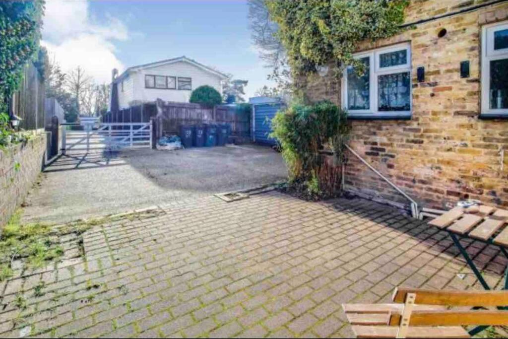 Lovely Cottage In The Heart Of Shirley- Croydon Exterior photo